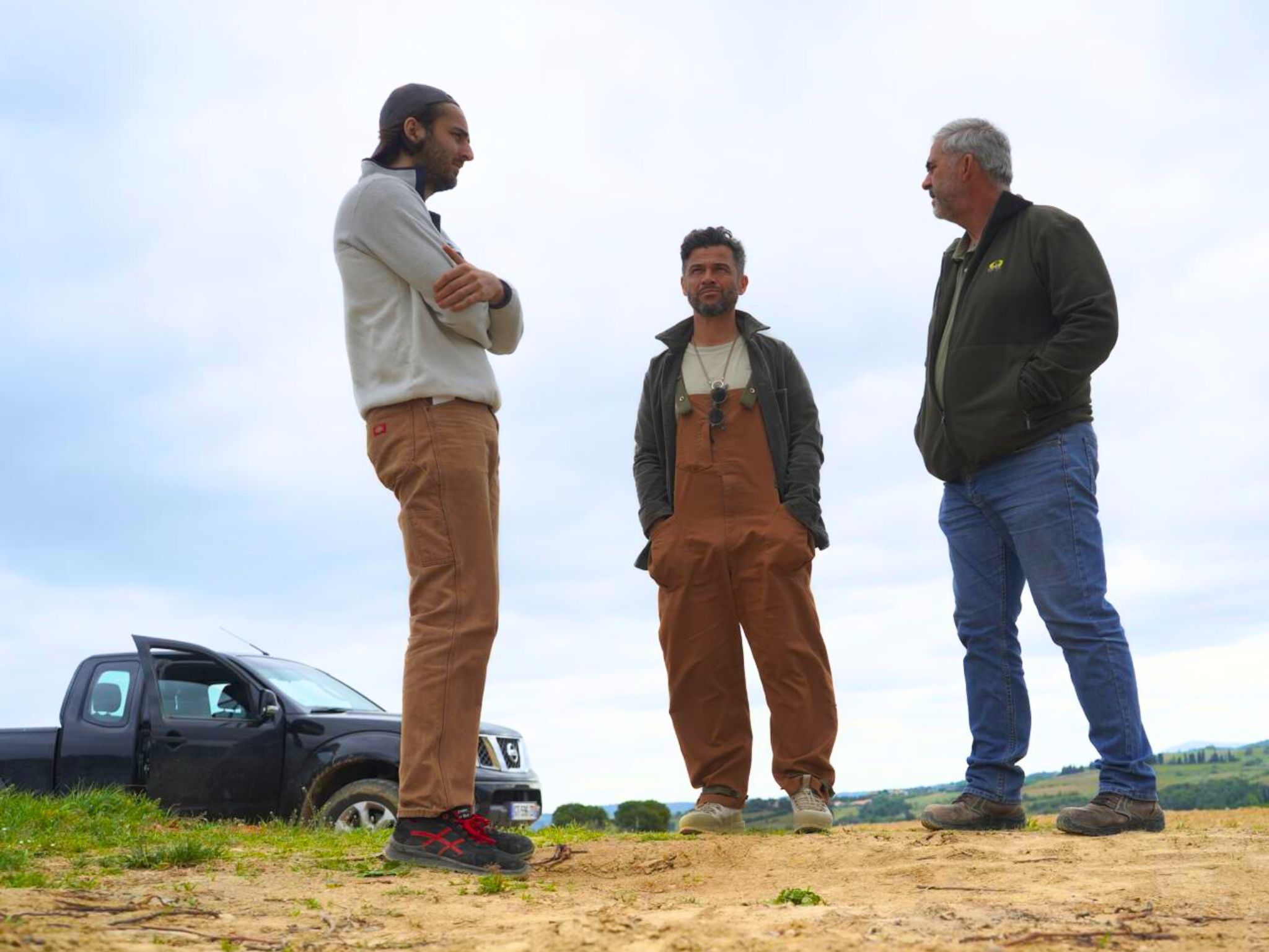 Une équipe d’agriculteurs, d’entrepreneurs et d’ingénieurs en train de planter des arbres